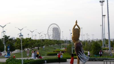 La Luna del Río se ha convertido en el mayor atractivo del Gran Malecón. Desde la estatua de Shakira se observa imponente.