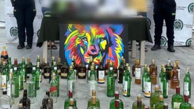 Fotografía de alcohol adulterado incautado por la Policía Metropolitana de Barranquilla al grupo delincuencial.
