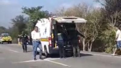 Atención de lesionados en el accidente.