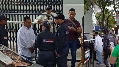 Momentos en que el funcionario se entrega ante las autoridades en la URI de la Fiscalía sede Centro en Barranquilla.