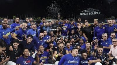 El festejo de Navegantes de Magallanes tras derrotar a Caimanes y coronarse campeones de la Serie Las Américas.