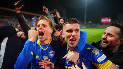 Los jugadores de Bosnia y Herzegovina celebrando la victoria sobre Italia y la clasificación al Mundial de 2026.