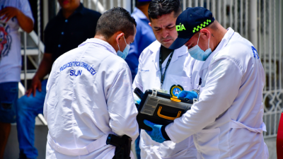 Unidades de la Sijín investigan en una escena del crimen en el sur de Barranquilla
