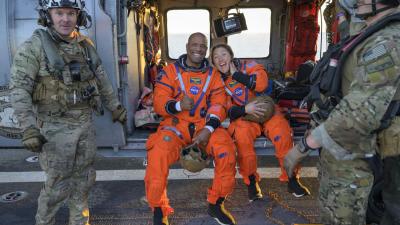 Victor Glover, piloto de Artemis II, y la la astronauta de la NASA Christina Koch.