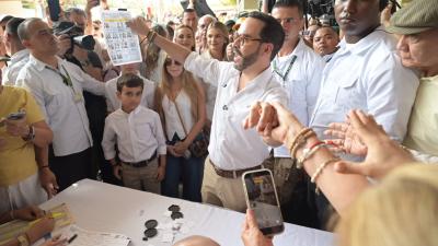 Abelardo de la Espriella ejerciendo su derecho al voto