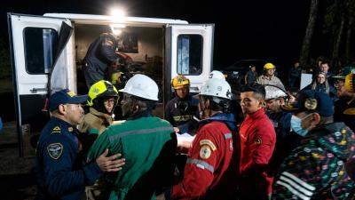 Bomberos trabajando en el rescate de los mineros en mina de Cucunubá, Cundinamarca.