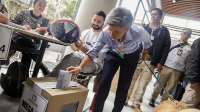 Claudia López ejerciendo su derecho al voto