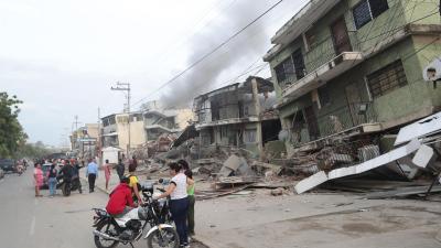 Residentes permanecen en la calle junto a varios bloques de viviendas dañados por los terremotos