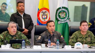 Pedro Sánchez en el PMU junto a la Policía y las Fuerzas Militares