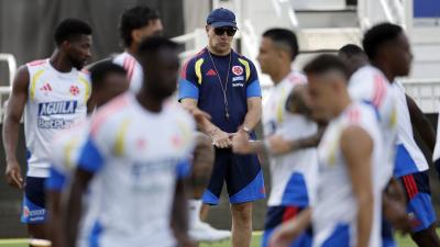 El argentino Néstor Lorenzo, entrenador de la selección Colombia, en una práctica previa al juego contra Ghana.