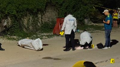 Momentos en que los agentes de la Policía realizan la inspección del cadáver de alias Corozo