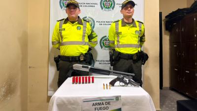 Fotografía de reseña de las armas incautadas durante el operativo.