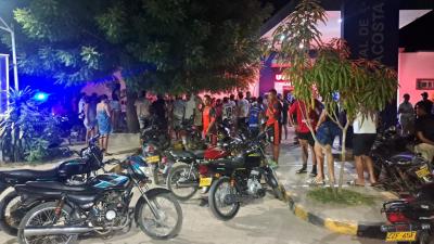 La víctima fue tratada inicialmente en el hospital municipal de Juan de Acosta.