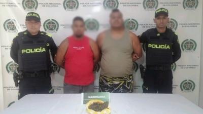 Fotografía de reseña de los capturados junto con el estupefaciente incautado