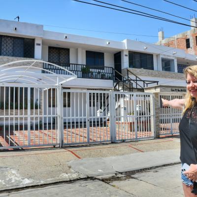 Turista visitando la antigua casa de Shakira en Barranquilla.