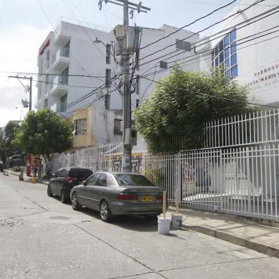 El hombre quedó gravemente herido y fue auxiliado por personas que se encontraban en el lugar.