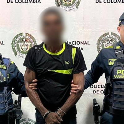 Al presunto agresor se le halló un arma cortopunzante tipo cuchillo en la pretina del pantalón.