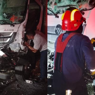 Momentos en que los bomberos de Sabanalarga rescataban al conductor atrapado.