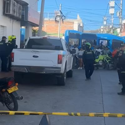 El hombre fue asesinado dentro de una camioneta marca Ford, de placas FRT-777, adscrita al tránsito de Barranquilla.