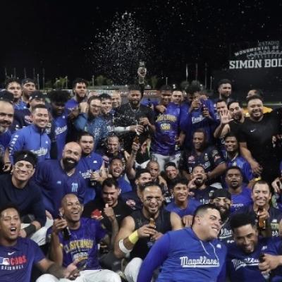 El festejo de Navegantes de Magallanes tras derrotar a Caimanes y coronarse campeones de la Serie Las Américas.