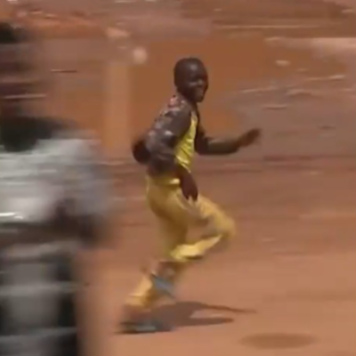 El niño se hizo viral luego de emprender una carrera tras el Papamóvil