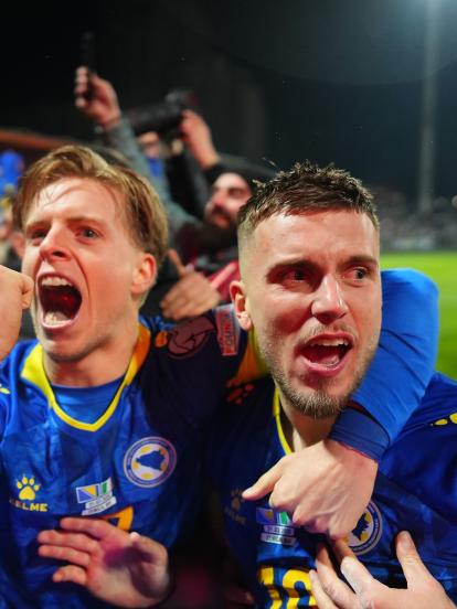Los jugadores de Bosnia y Herzegovina celebrando la victoria sobre Italia y la clasificación al Mundial de 2026.