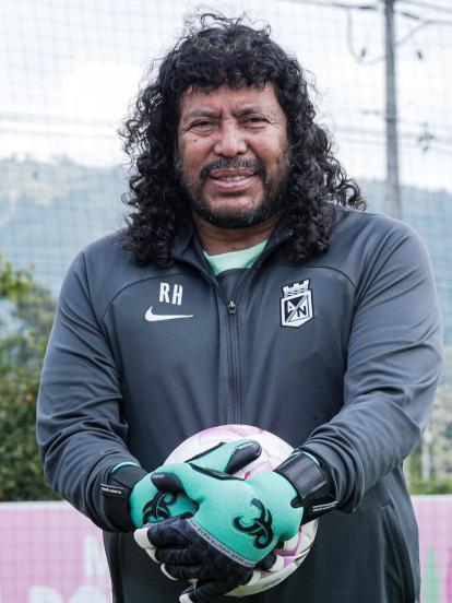 René Higuita, ya con 59 años de edad, es el actual entrenador de arqueros del Atlético Nacional.