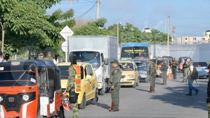 Varias personas esperaron por horas un bus, teniendo que elegir otras opciones para llegar a tiempo a sus trabajos