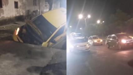 El taxi quedó casi en su totalidad dentro del hueco producto de las obras. 