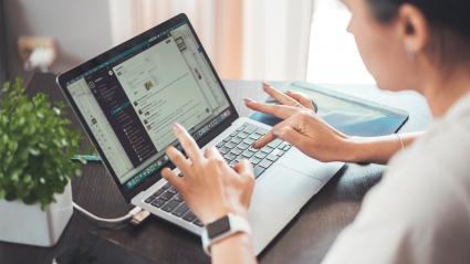 Los trabajadores vinculados mediante el contrato laboral para ejecutar sus funciones por medio del trabajo remoto, tendrán los mismos derechos laborales