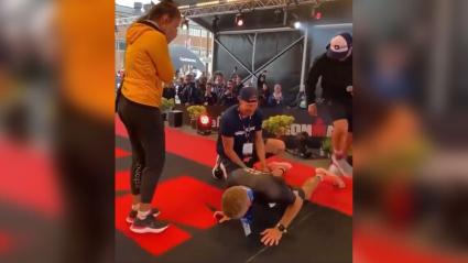 En video quedó captado el momento en el que el deportista no puede continuar con su propuesta.