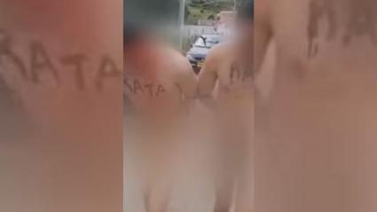 Los supuestos delincuentes fueron obligados a caminar sin ropa por las calles del barrio. 