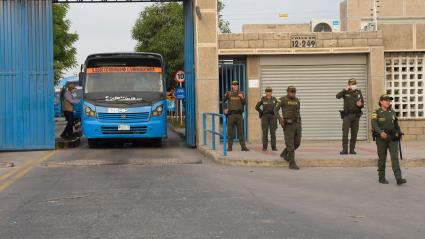 La Policía nacional hace presencia en las nevadas de las diferentes empresas de transporte público.