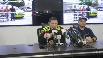 Coronel Marco Ospina, subcomandante de la Mebar, y Nelson Patrón, jefe de la Oficina de Seguridad, en la rueda de prensa.