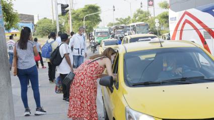 Ni los gremios de taxistas ni las autoridades se han pronunciado ante los altos precios pedidos por los taxistas en las últimas horas