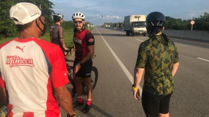 Uno de los ciclistas afectados mira hacia la zona donde huyeron los delincuentes con su bicicleta.
