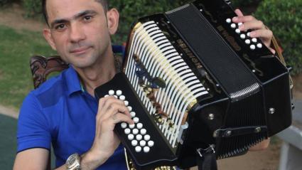 El verseador permanece consciente y en compañía de familiares