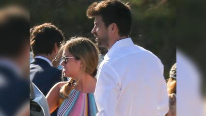 Piqué y Clara Chía durante un matrimonio en imágenes captadas por paparazzis.