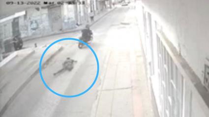 Momento en el que el asaltante es impactado por el proyectil. 