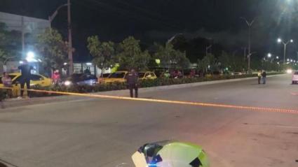 Aspecto del acordonamiento realizado por las autoridades en la vía, para la ejecución del levantamiento del cadáver