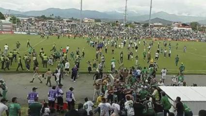 El momento en el que los hinchas invaden la cancha para pelear con los jugadores.