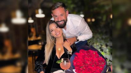 Recientemente, a través de redes sociales se filtró una fotografía de Mier acompañado de una mujer, quien al parecer, sería su nueva pareja, dejando en tela de juicio que existe una posible separación con Martínez.