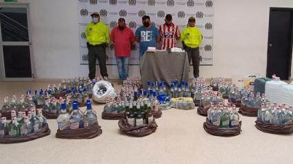 Mercancía incautada y los tres capturados. 