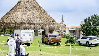 Aspecto del procedimiento de levantamiento de cadáver llevado a cabo en Punta Roca.