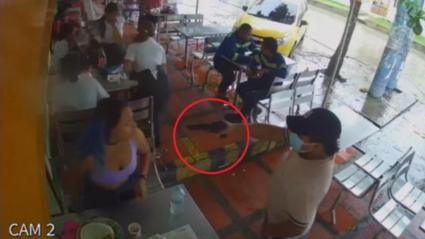 Los hechos quedaron grabados por una cámara de seguridad. 