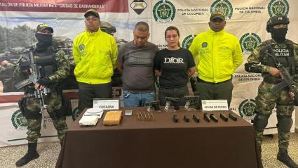 Capturados y agentes de Policía Militar. 