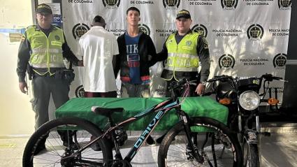 Capturados junto a agentes de la Policía.