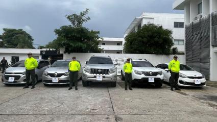 Agentes con carros recuperados. 