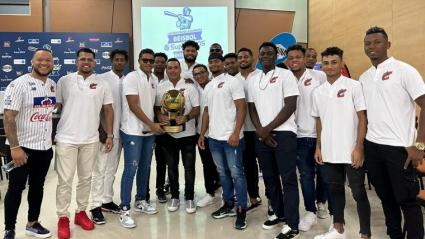 Los Caimanes presentaron el trofeo de campeones de la Serie del Caribe