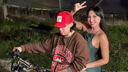 Aida Victoria Merlano y Westcol a bordo de una motocicleta